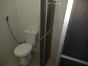 Shower, towels, soap, shampoo - Pousada Taba de Canes (Canavieiras)