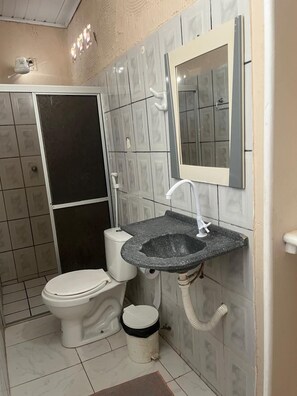 Deluxe Room | Bathroom | Shower, towels, soap, shampoo