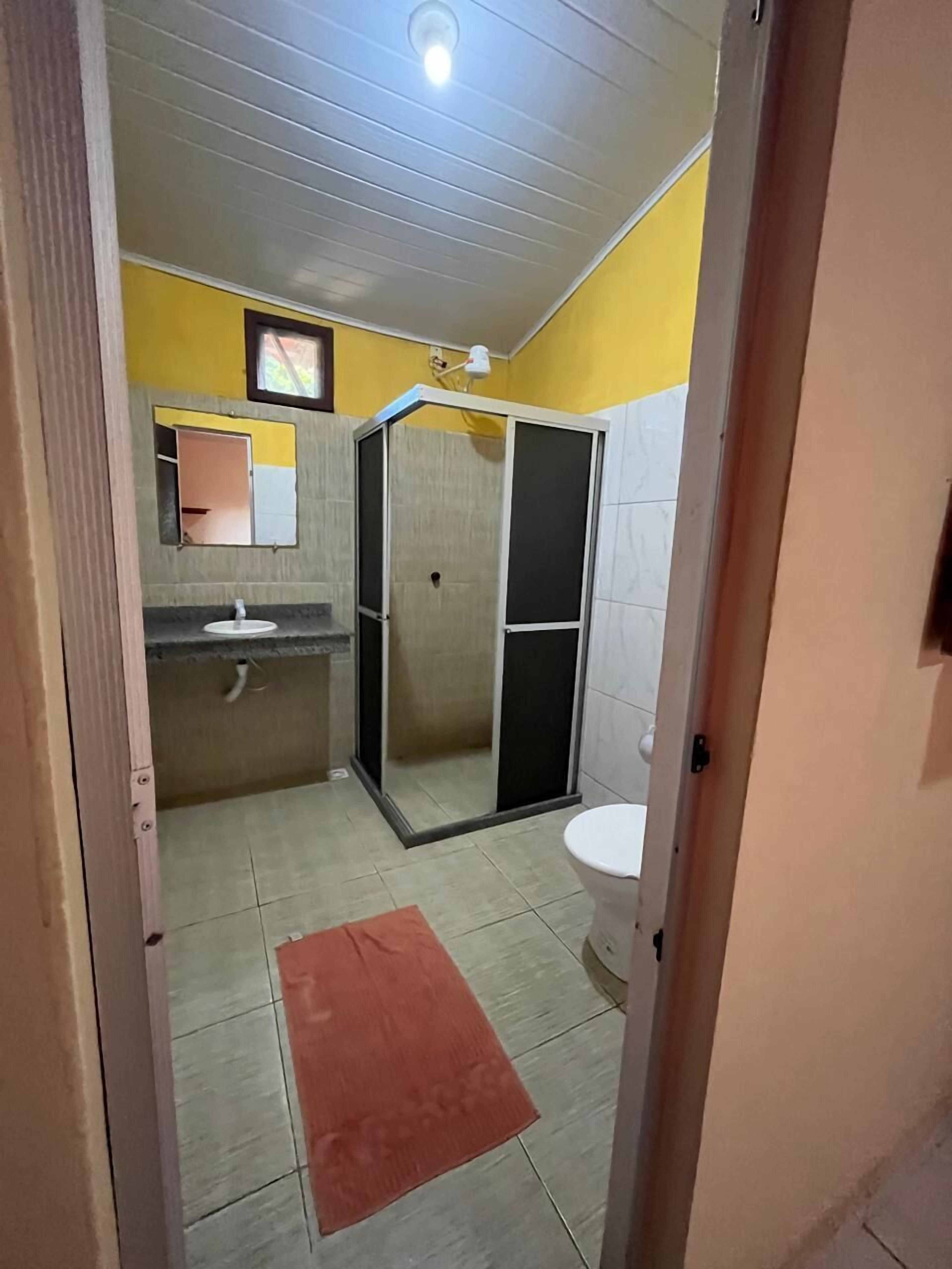 Un baño con inodoro, lavamanos y ducha.
