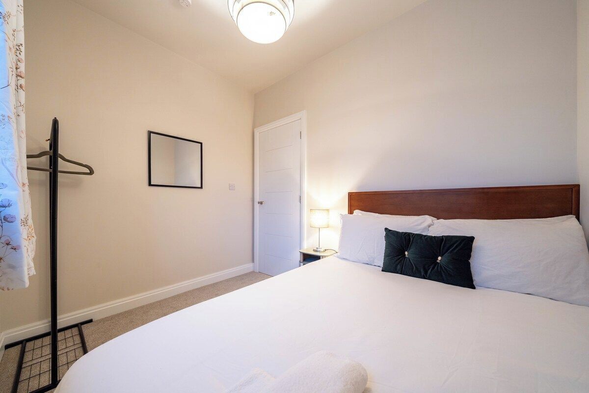 3 bedrooms, iron/ironing board, internet, bed sheets