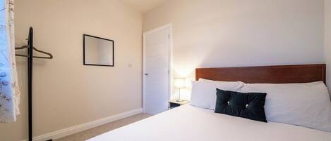 3 bedrooms, iron/ironing board, internet, bed sheets