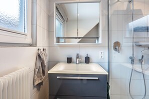 Shower, hair dryer, towels