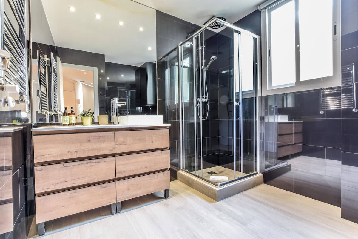 Appartement, 2 chambres, terrasse | Salle de bain | Douche, sèche-cheveux, serviettes fournies, savon