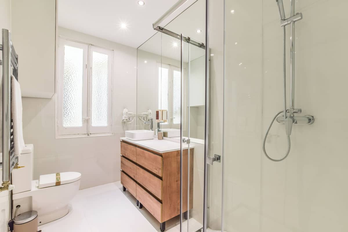 Appartement, 2 chambres, balcon | Salle de bain | Douche, sèche-cheveux, serviettes fournies, savon