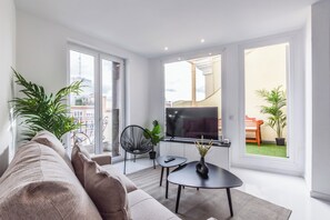 Comfort Apartment, Balcony, City View | Living area - Glorieta (Madrid)