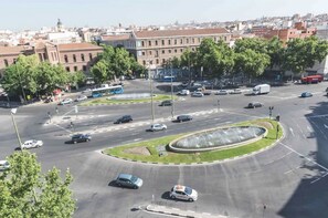 Un carrefour giratoire à plusieurs voies et doté d’une fontaine centrale.