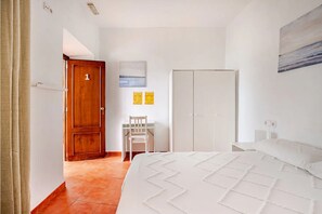 1 slaapkamer, een strijkplank/strijkijzer, gratis wifi, beddengoed