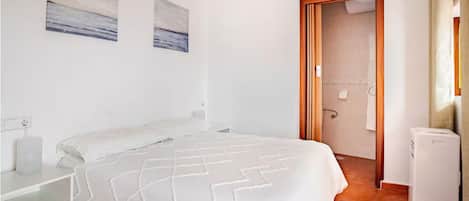 1 habitación, tabla de planchar con plancha, wifi gratis y ropa de cama
