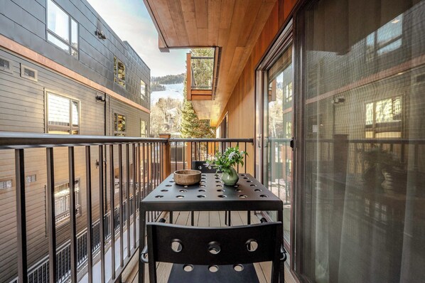 Outdoor dining - New Listing! Updated 2BR, AC & Steps to Gondola (Aspen)