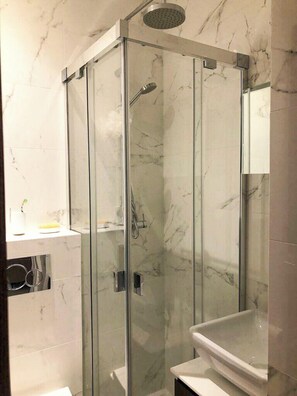 Dusche, Haartrockner, Handtücher