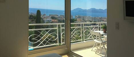 Een strijkplank/strijkijzer, wifi, beddengoed