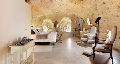 Les Iris – Unique Troglodyte House in Trôo