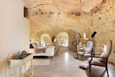 Les Iris – Unique Troglodyte House in Trôo