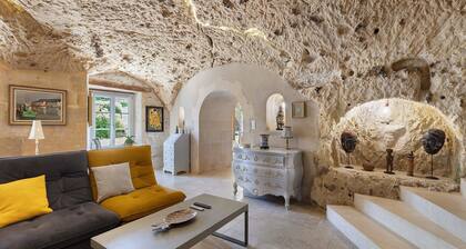 Les Iris – Unique Troglodyte House in Trôo