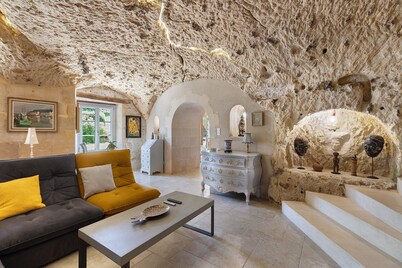 Les Iris â Unique Troglodyte House in TrĂŽo