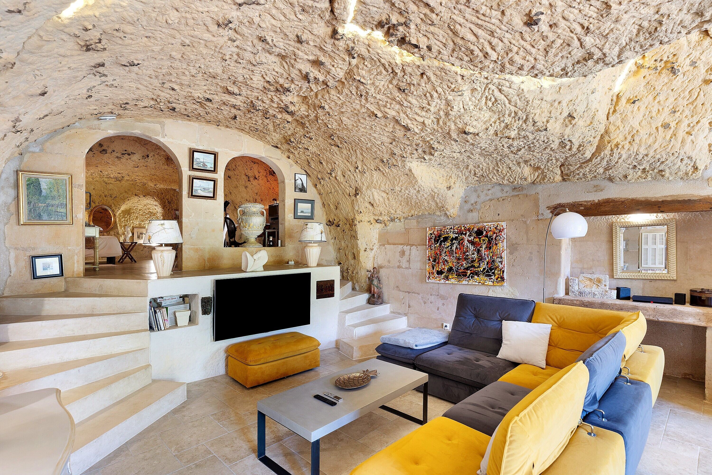 TV, fireplace