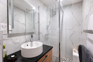 Shower, hair dryer, towels