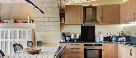 Réfrigérateur, four à micro-ondes, un four, surface de cuisson