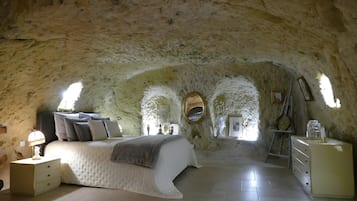 Tabla de planchar con plancha, wifi y ropa de cama