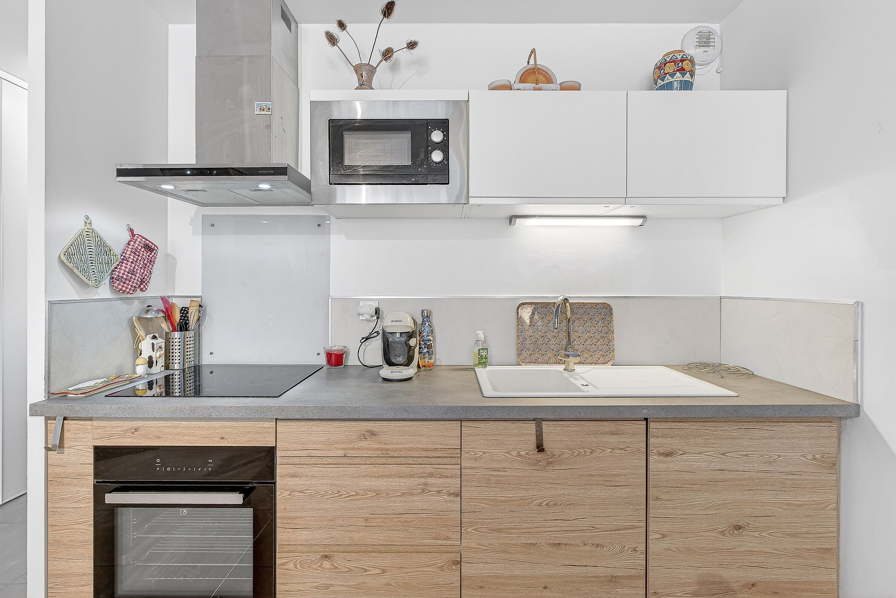 Réfrigérateur, micro-ondes, four, plaque de cuisson