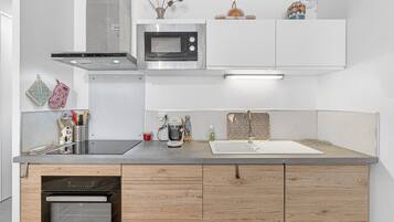 Réfrigérateur, micro-ondes, four, plaque de cuisson