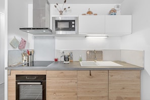 Kjøleskap, mikrobølgeovn, ovn og kokeplater