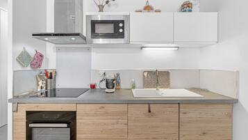 KĂŒhlschrank, Mikrowelle, Ofen, Herdplatte