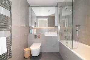 Shower, hair dryer, towels - Modern 1 bed flat in Walthamstow, North London - Pass the Keys (London)