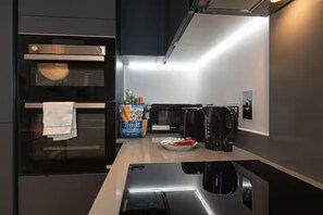 Kühlschrank, Mikrowelle, Ofen, Geschirrspüler