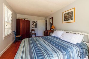 3 bedrooms, iron/ironing board, WiFi, bed sheets - White Pines Cottage on Lake Michigan (Montague)