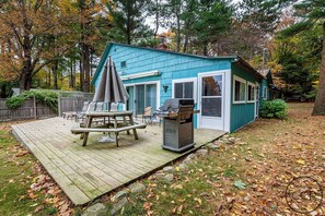 Outdoor dining - White Pines Cottage on Lake Michigan (Montague)