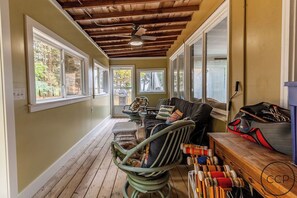 TV - White Pines Cottage on Lake Michigan (Montague)