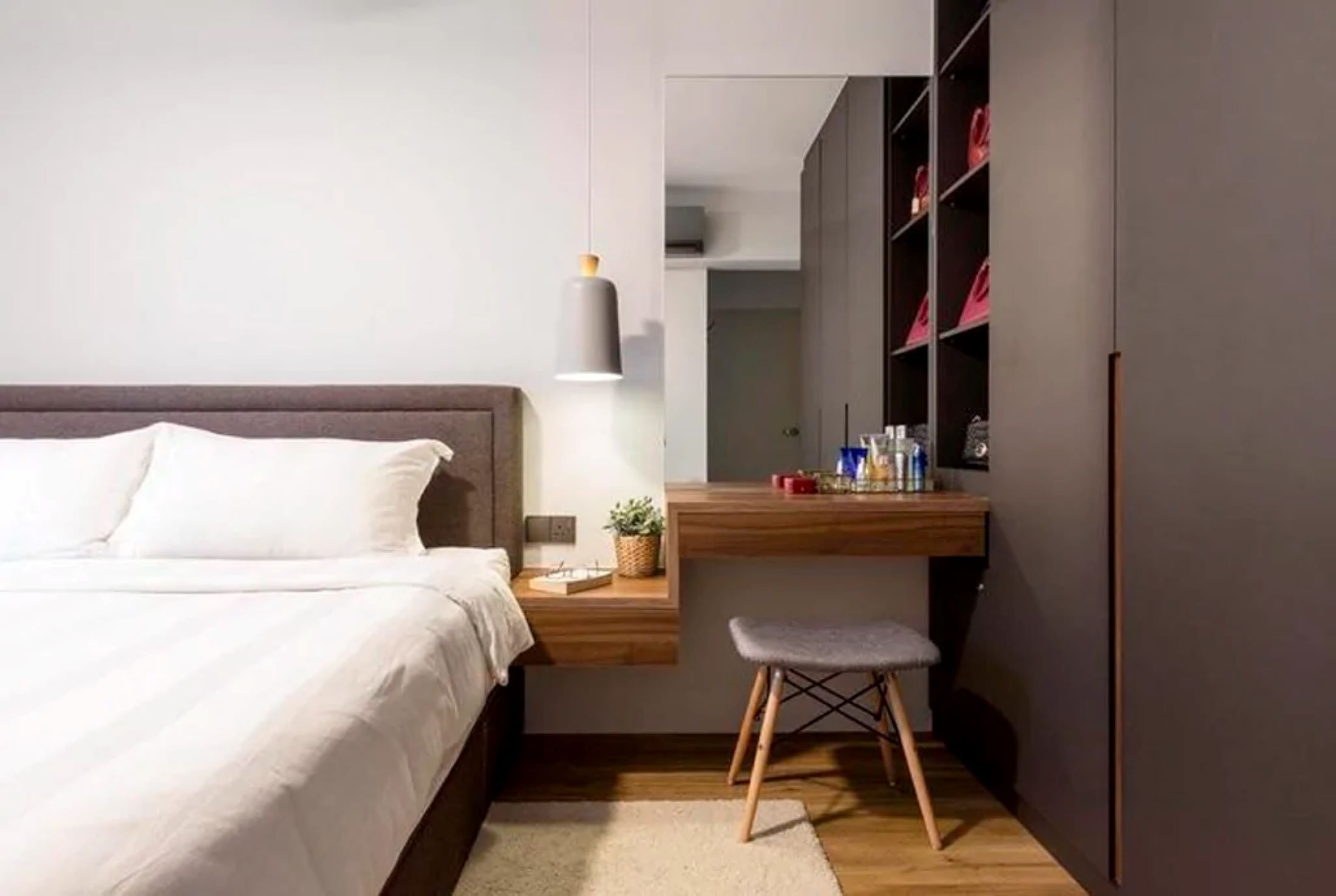 Een bureau, een laptopwerkplek, gratis wifi