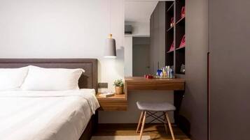 Een bureau, een laptopwerkplek, gratis wifi