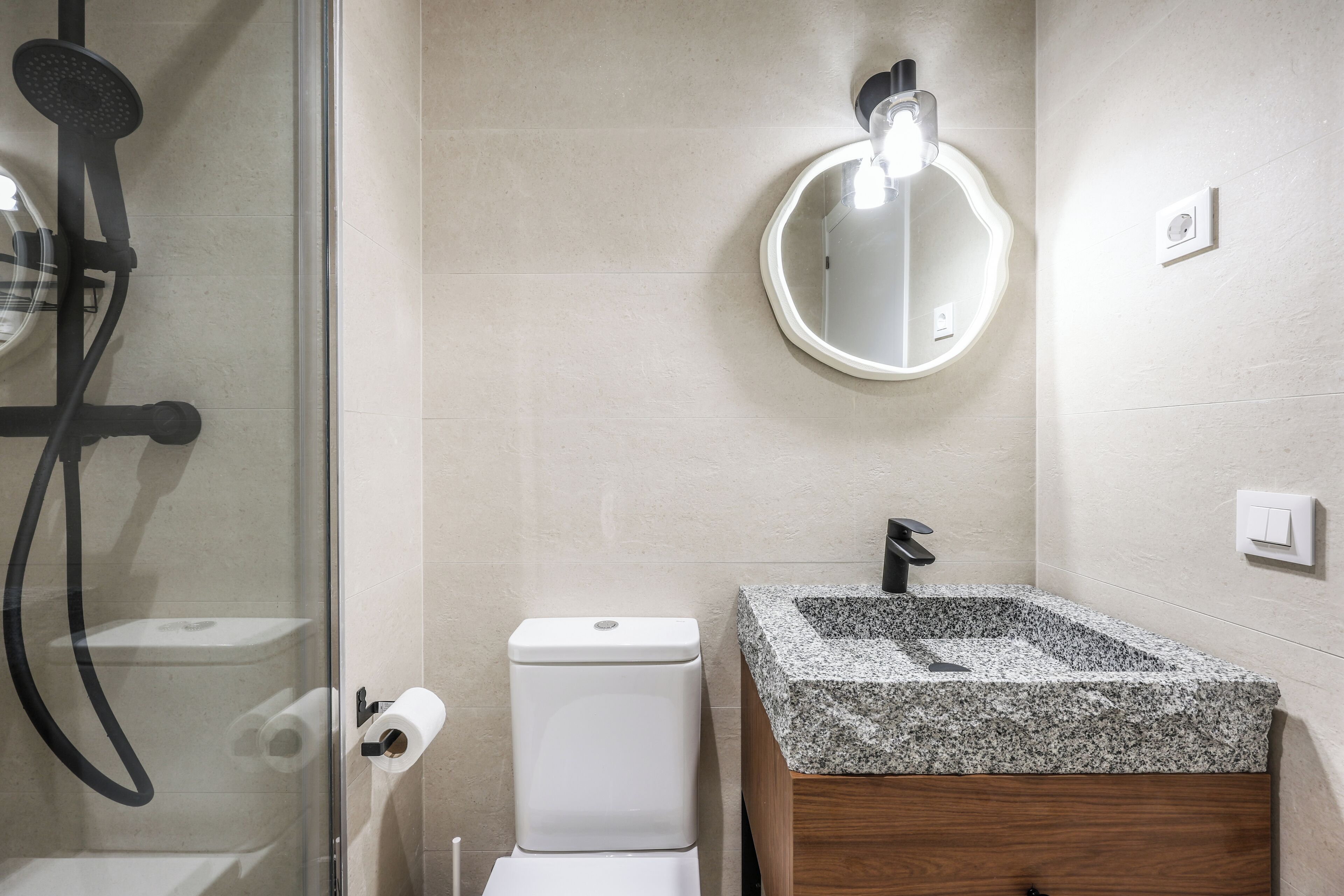 Chambre Simple Deluxe | Salle de bain | Douche, sèche-cheveux, serviettes fournies, savon