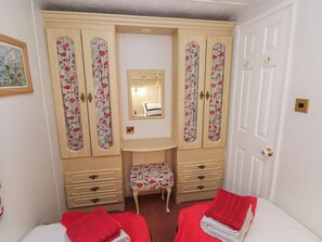 2 kamar tidur dan didekorasi berbeda-beda