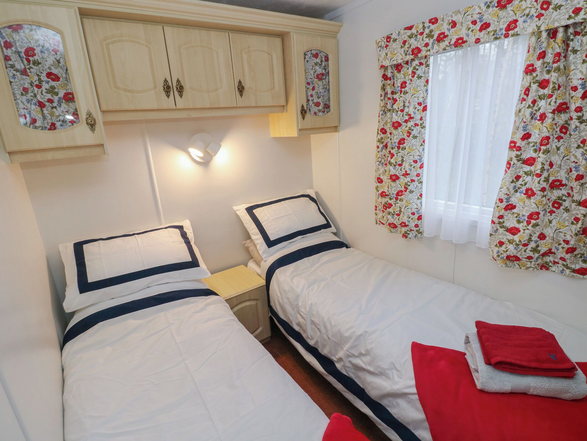 2 Schlafzimmer, individuell dekoriert, individuell eingerichtet