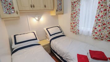 2 Schlafzimmer, individuell dekoriert, individuell eingerichtet