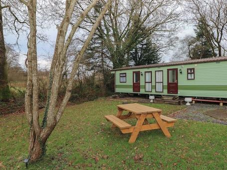 Outdoor dining. Rose Villa Caravan