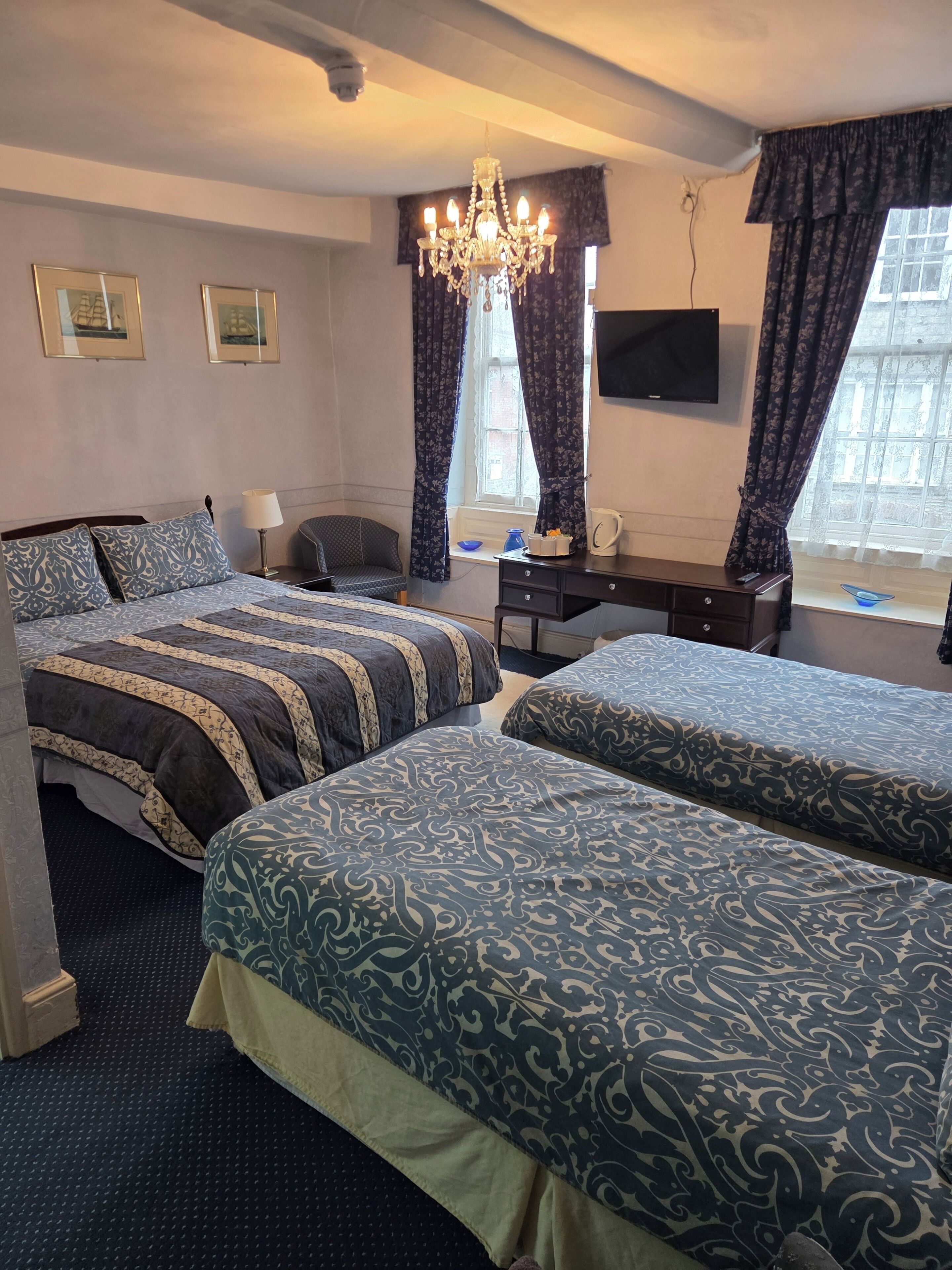 Habitació quàdruple familiar, diversos llits | Espai de treball apte per a portàtils i planxa i posts de planxar 