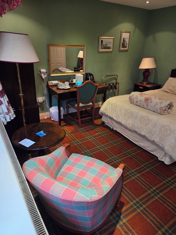 Double Room, 1 Double Bed, Non Smoking | Laptop workspace, iron/ironing board, free WiFi, bed sheets - Langport Arms Hotel (Langport)