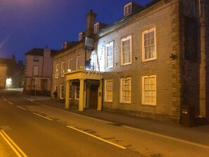 Front of property – evening/night - Langport Arms Hotel (Langport)