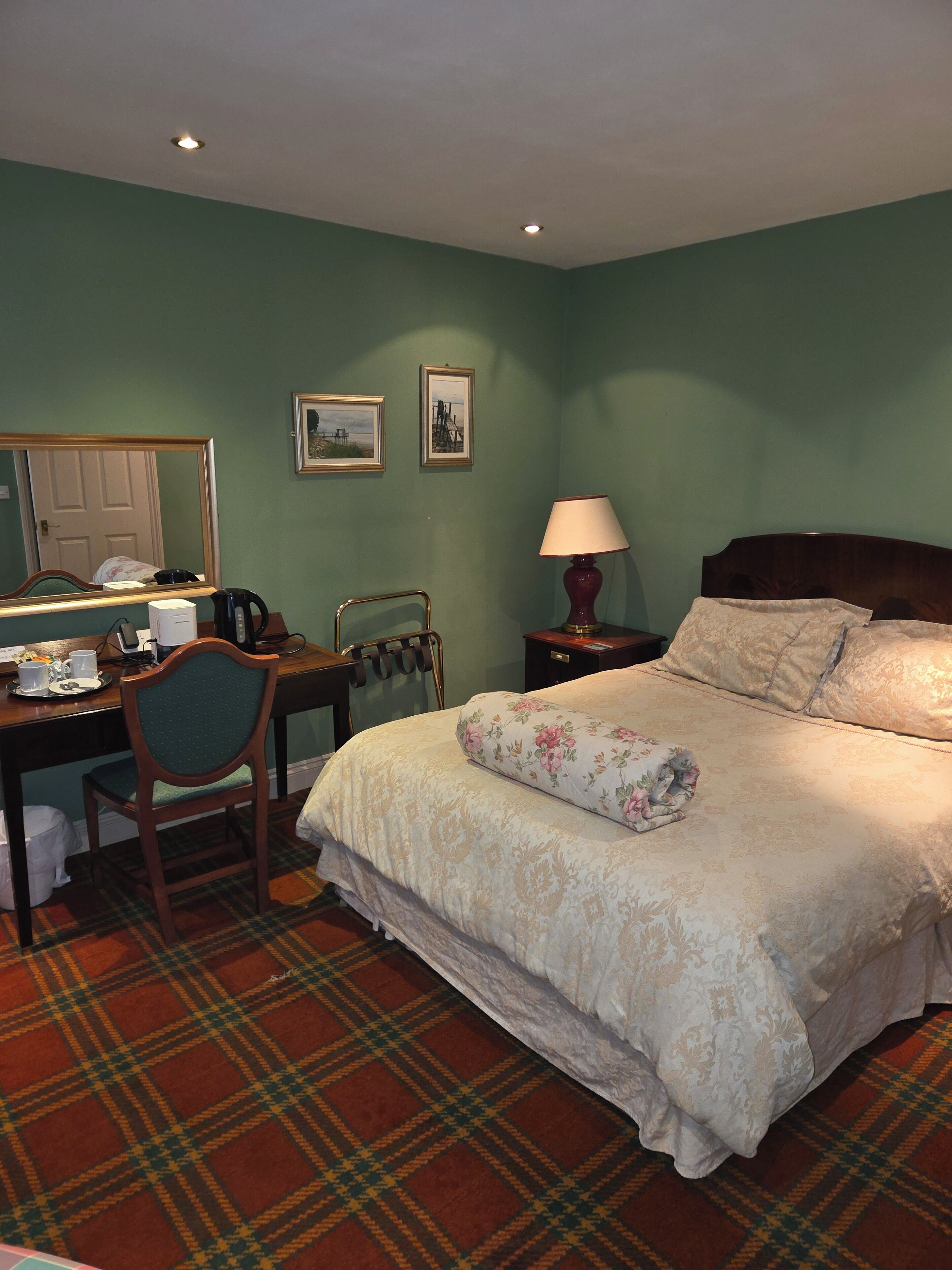 Laptop workspace, iron/ironing board, free WiFi, bed sheets