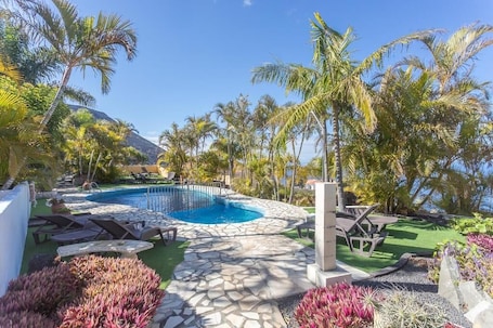 Una piscina al aire libre. Apartamentos Finca COLON