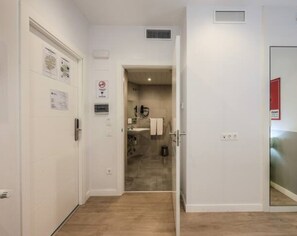 Shower, free toiletries, hair dryer, towels - Amazinn Madrid Chamberí (Madrid)