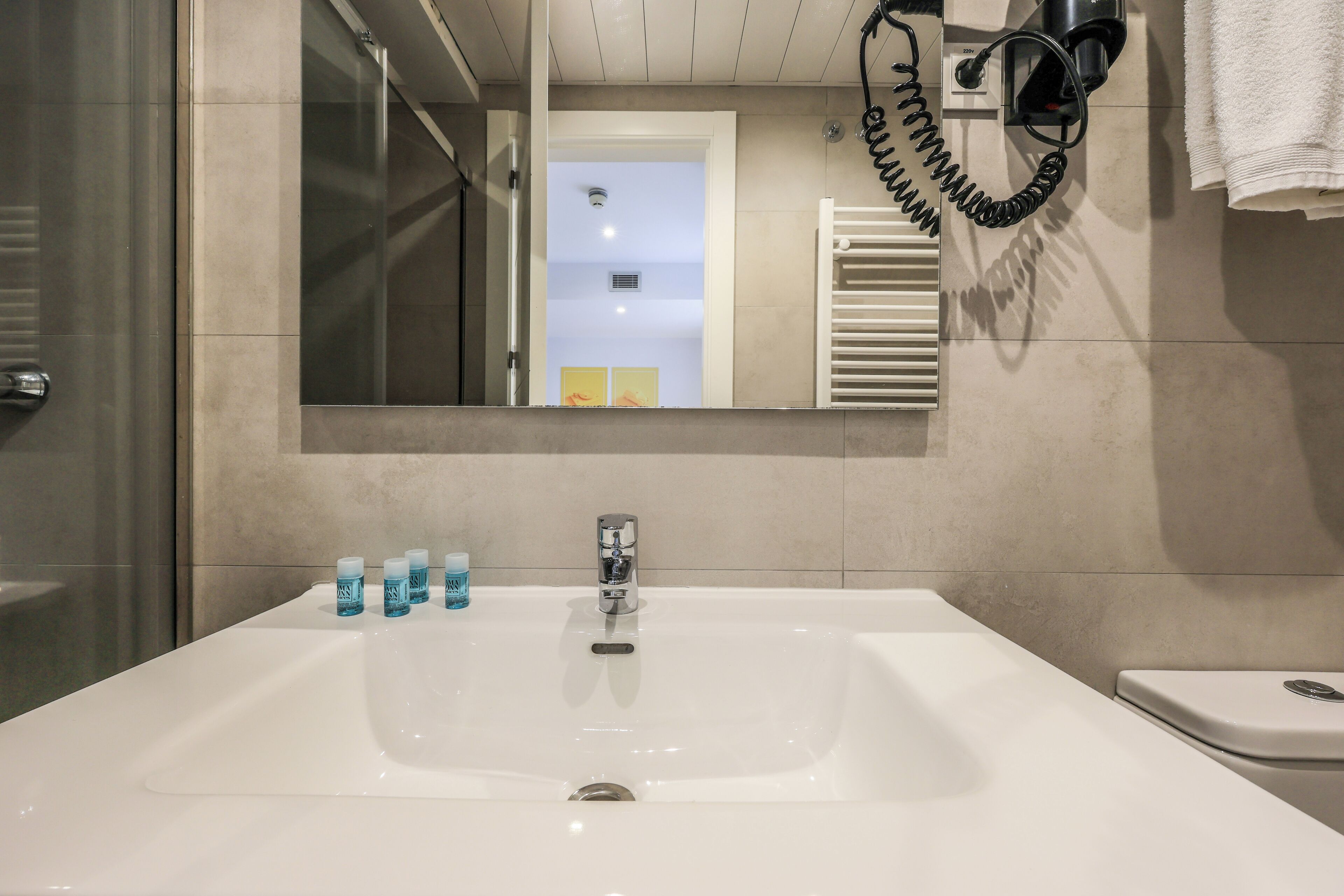 Kahden hengen comfort-huone, oma kylpyhuone