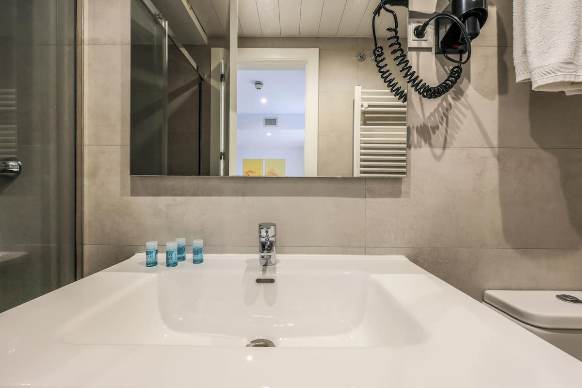 Kahden hengen comfort-huone, oma kylpyhuone