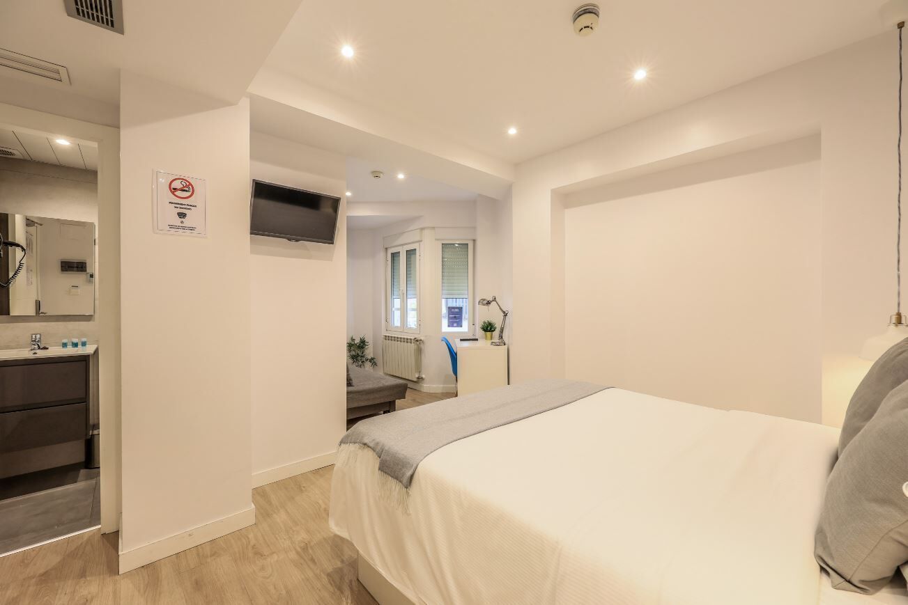 Comfort-Doppelzimmer, 1 Queen-Bett und Schlafsofa, eigenes Bad | Schreibtisch, laptopgeeigneter Arbeitsplatz, kostenloses WLAN