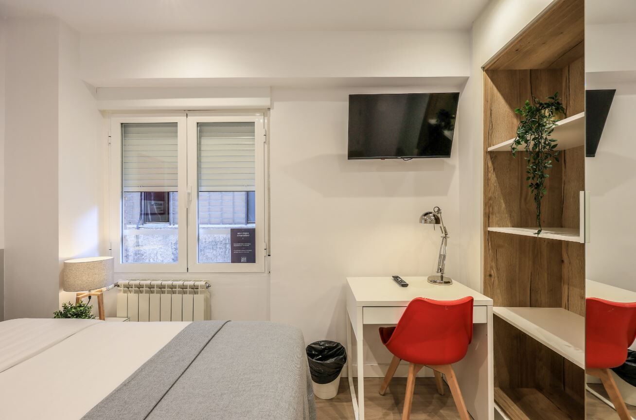 Schreibtisch, laptopgeeigneter Arbeitsplatz, kostenloses WLAN