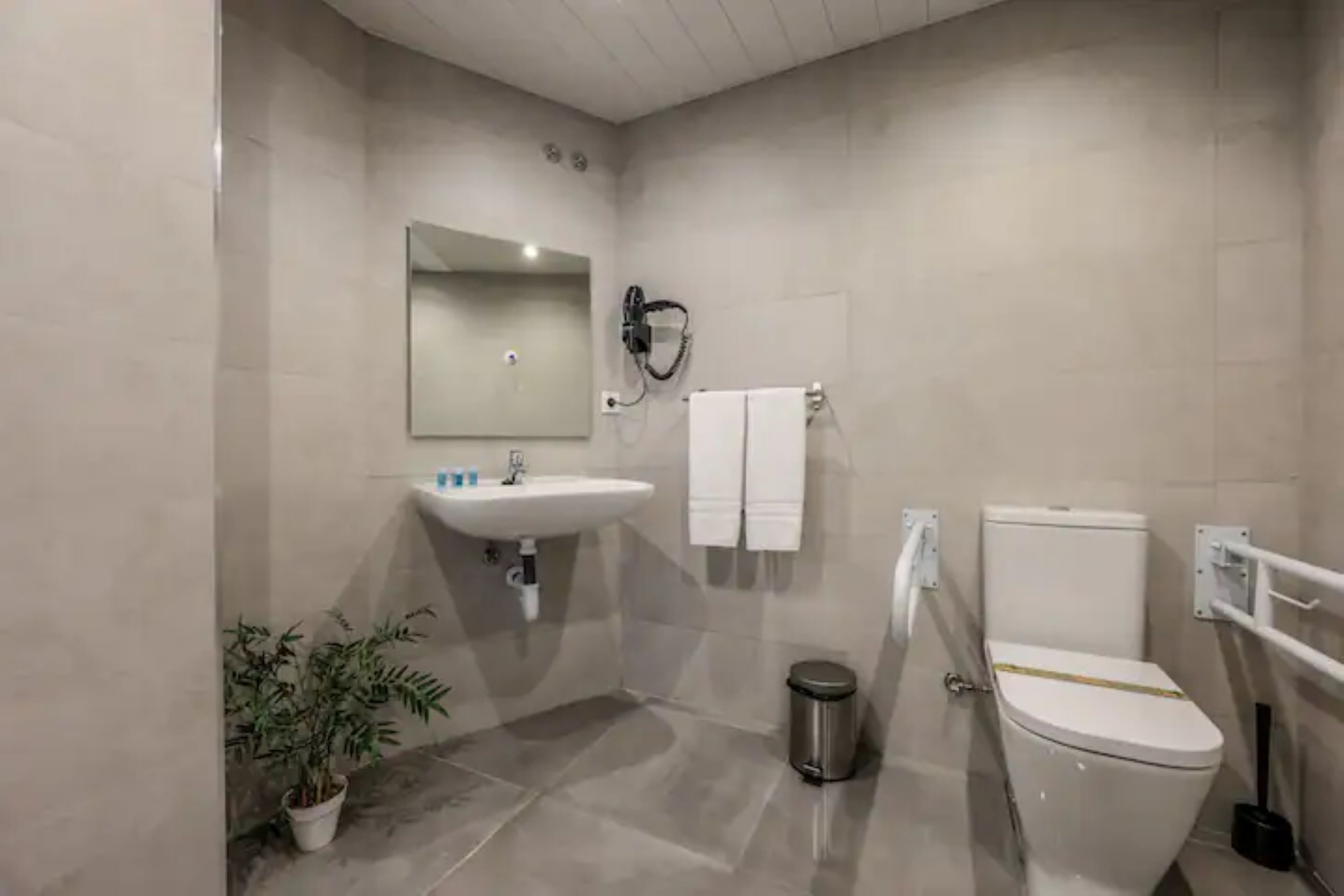 Comfort Double Room, Private Bathroom, City View | Bathroom | Shower, free toiletries, hair dryer, towels